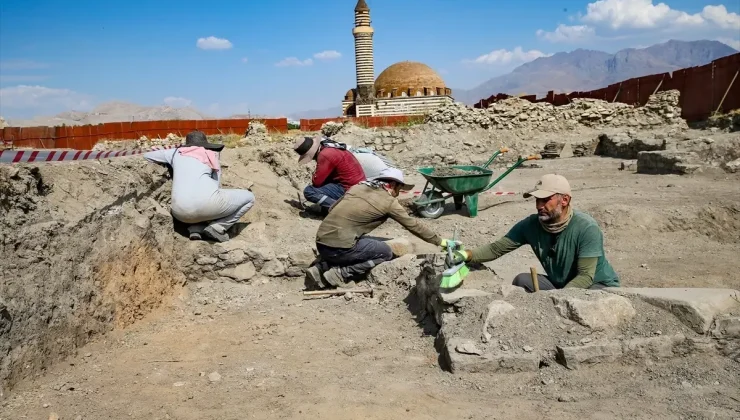 Van Kalesi’nin güneyindeki Eski Van Şehri’nde yeni yapılar ortaya çıkarıldı